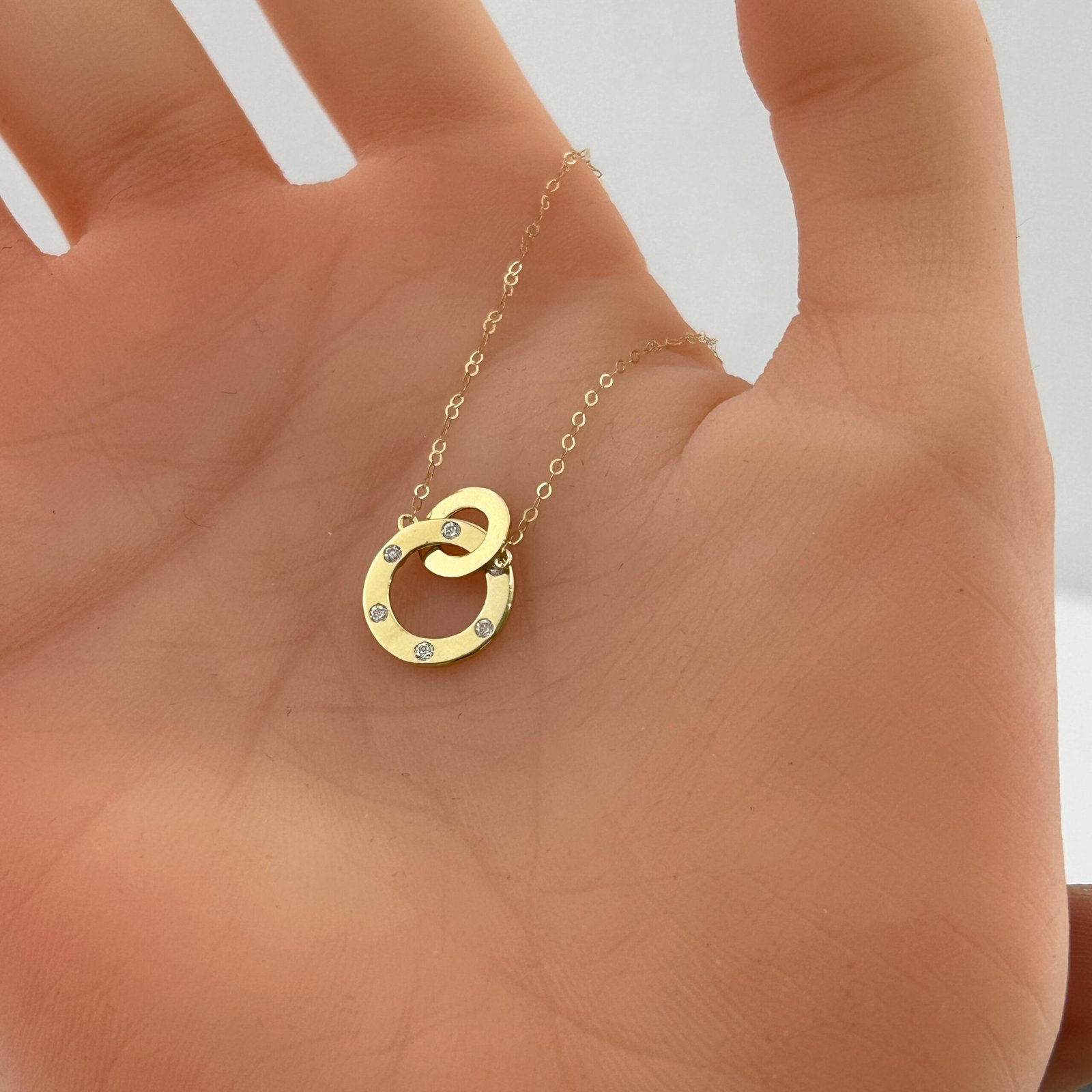 IMG_2832 تعليقة ذهب عيار 18 بدائرتين متداخلتين مرصعة على سلسلة ناعمة