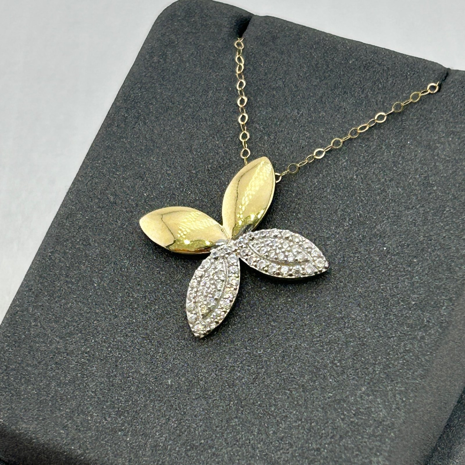 IMG_2839 تعليقة ذهب عيار 18 بتصميم أوراق مرصعة بفصوص براقة من جولدانا