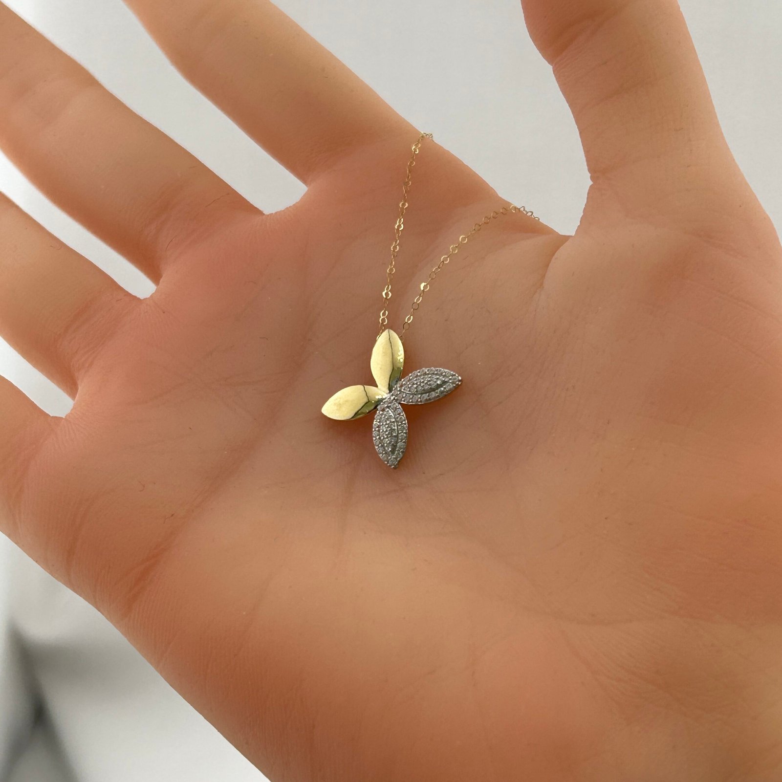 IMG_2840 تعليقة ذهب عيار 18 بتصميم أوراق مرصعة بفصوص براقة من جولدانا