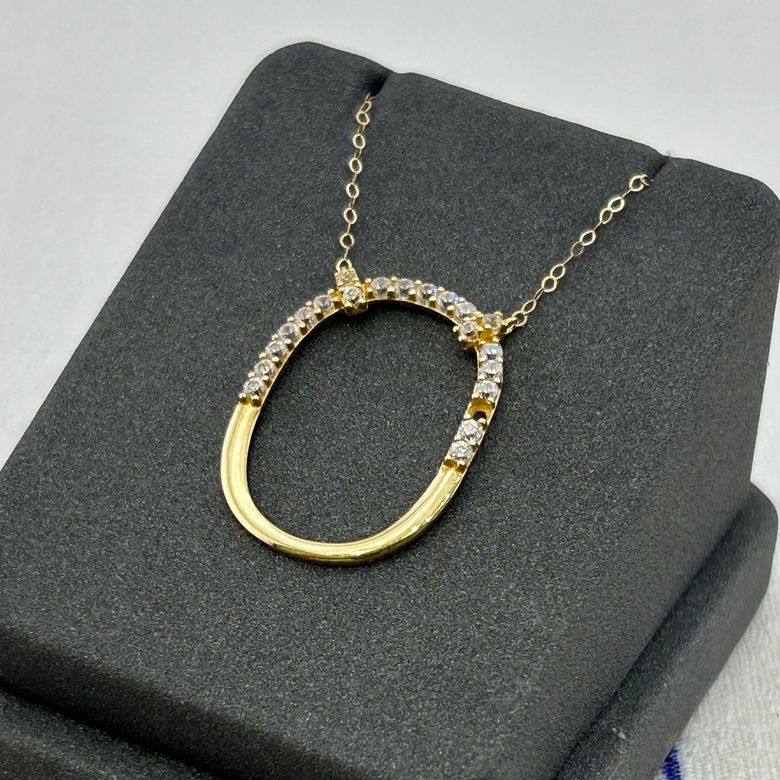 IMG_2842 تعليقة ذهب عيار 18 بتصميم إطار بيضاوي مرصع من جولدانا