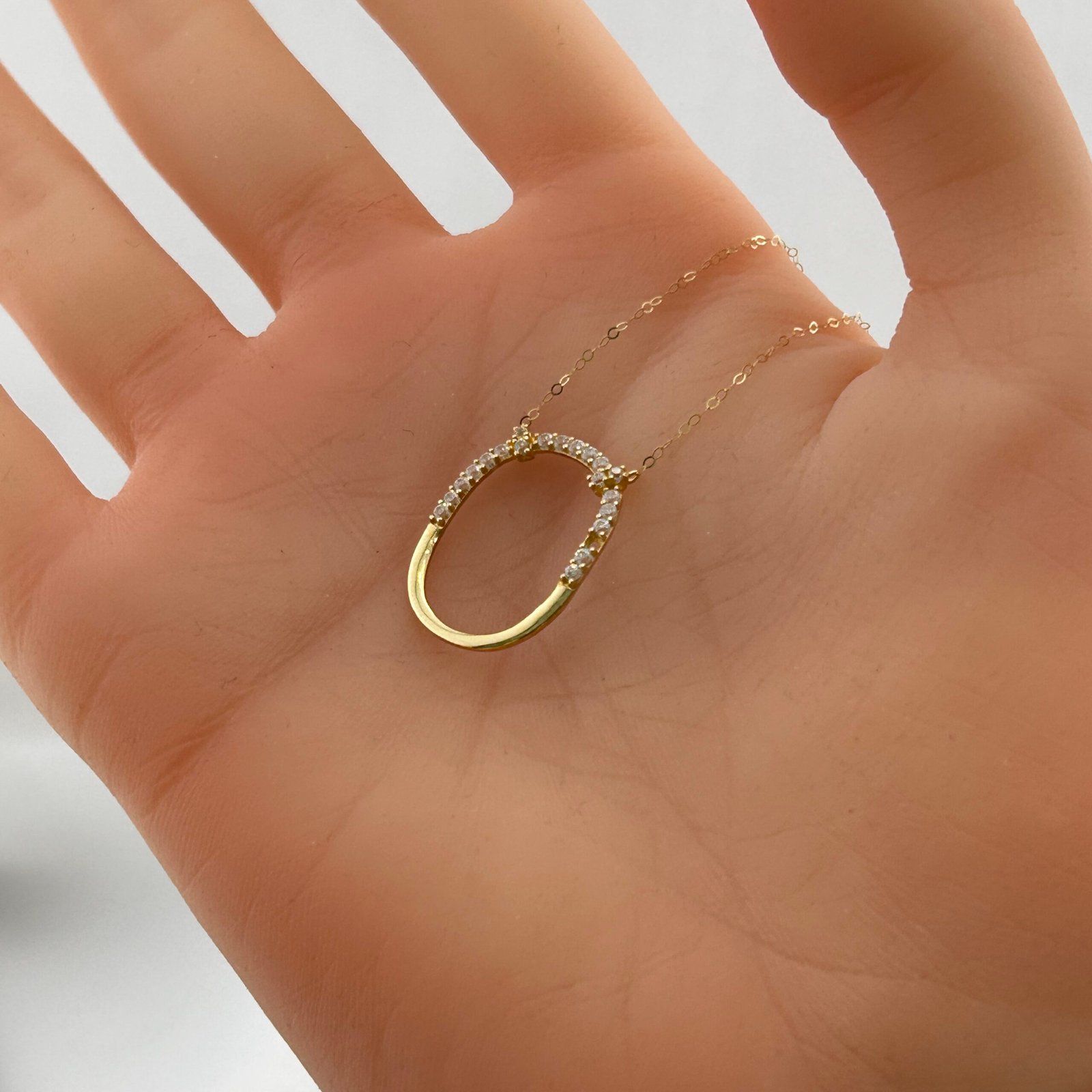 IMG_2843 تعليقة ذهب عيار 18 بتصميم إطار بيضاوي مرصع من جولدانا