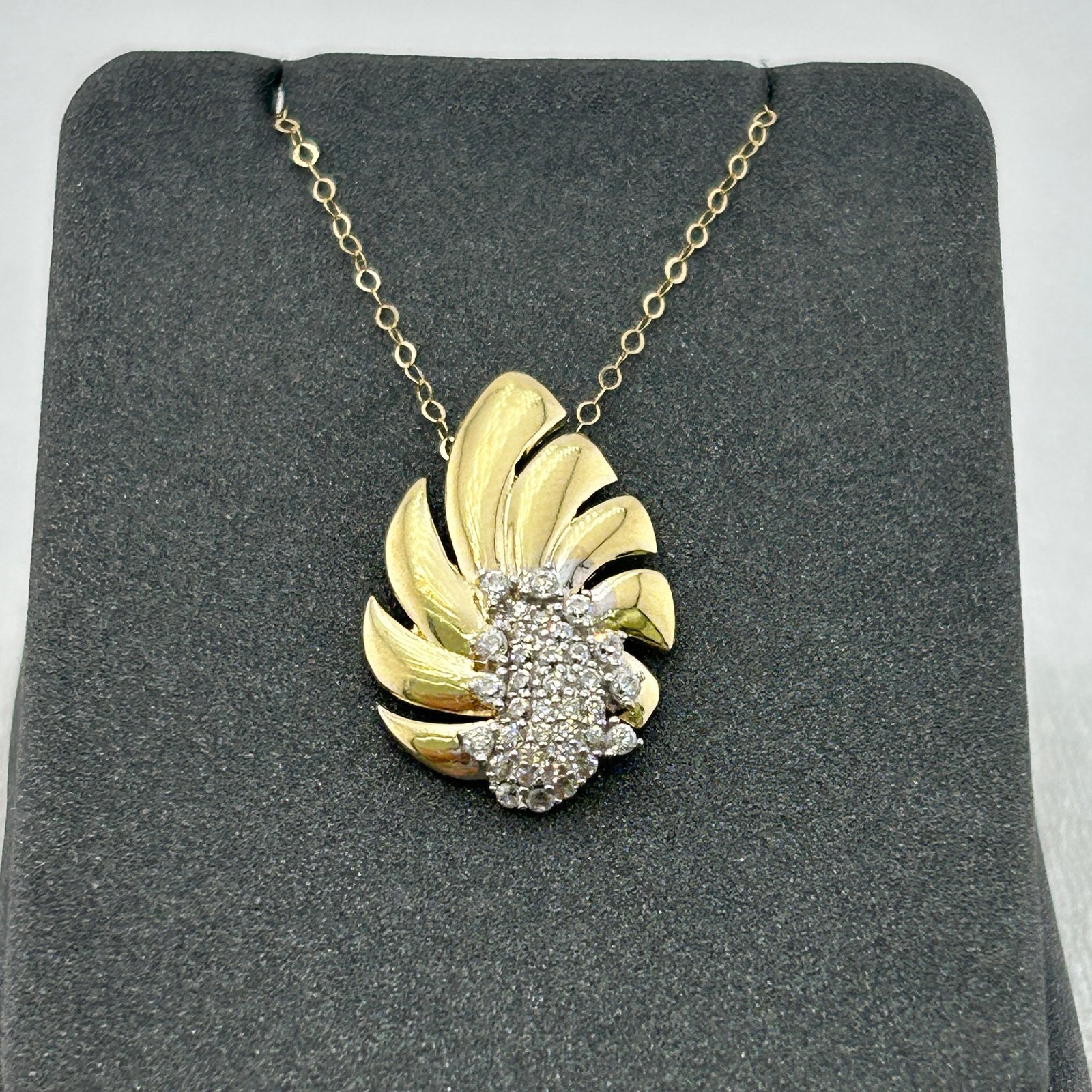 تعليقة ذهب عيار 18 بتصميم ورقة متلألئة مرصعة بفصوص من جولدانا