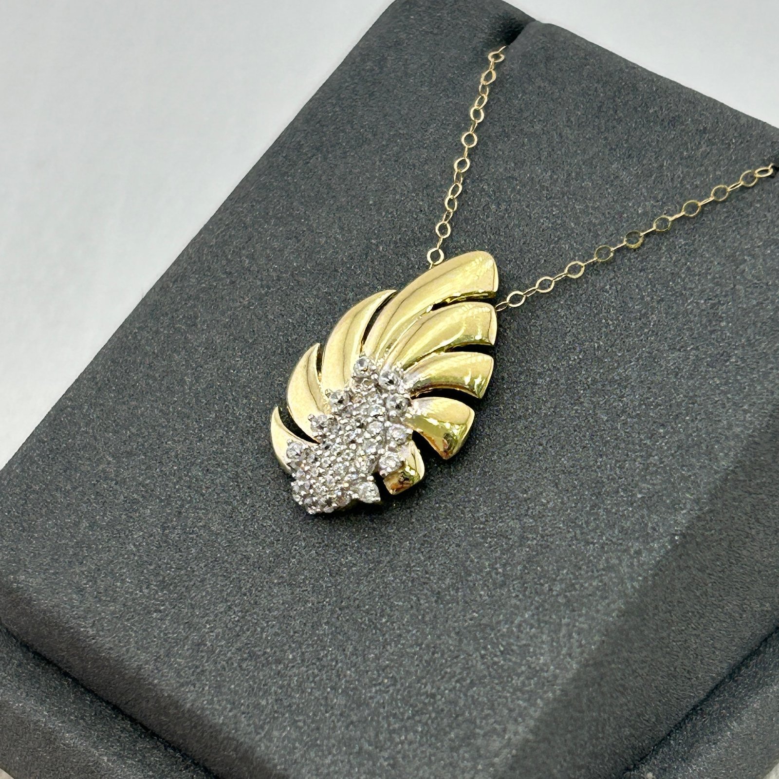 IMG_2846 تعليقة ذهب عيار 18 بتصميم ورقة متلألئة مرصعة بفصوص من جولدانا