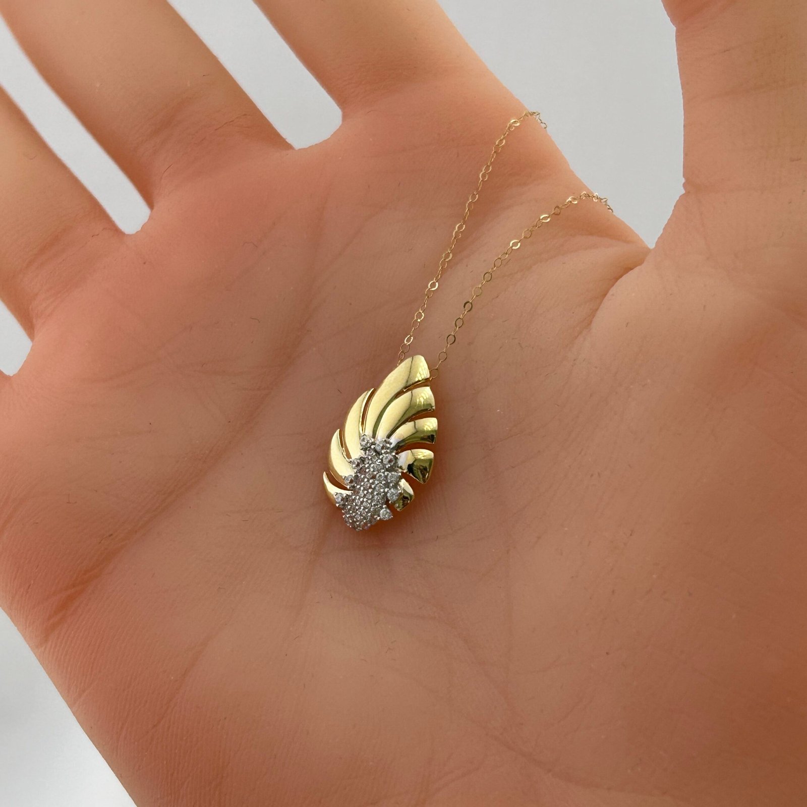 IMG_2847 تعليقة ذهب عيار 18 بتصميم ورقة متلألئة مرصعة بفصوص من جولدانا