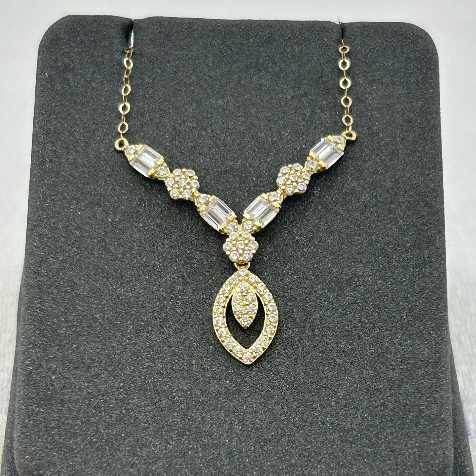 تعليقة ذهب عيار 18 بفصوص هندسية متعددة متصلة من جولدانا