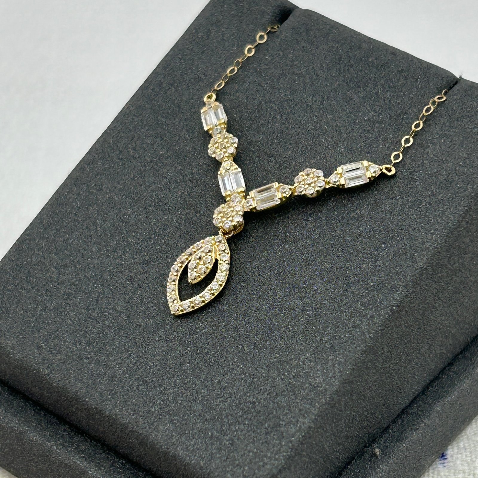 IMG_2850 تعليقة ذهب عيار 18 بفصوص هندسية متعددة متصلة من جولدانا