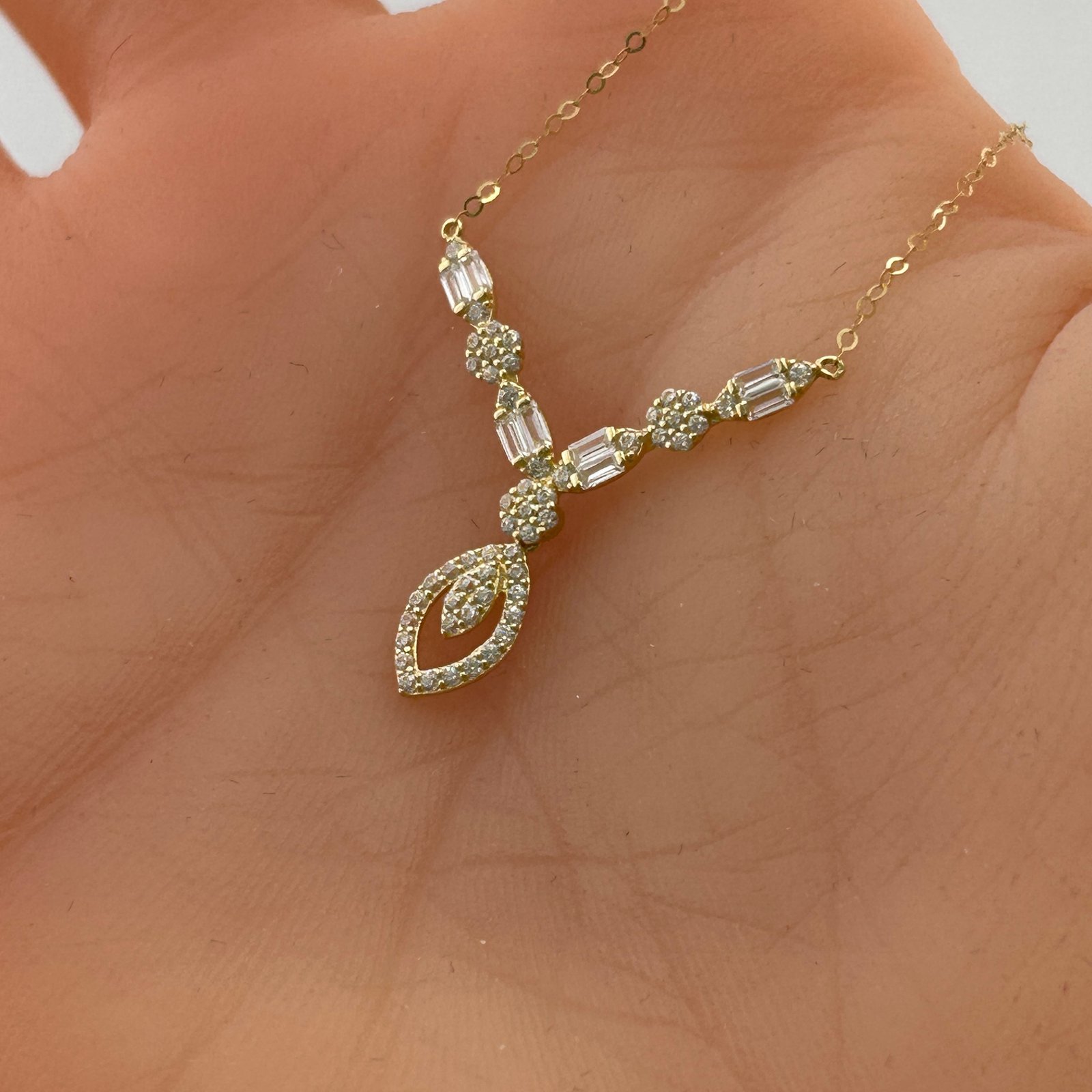 IMG_2851 تعليقة ذهب عيار 18 بفصوص هندسية متعددة متصلة من جولدانا