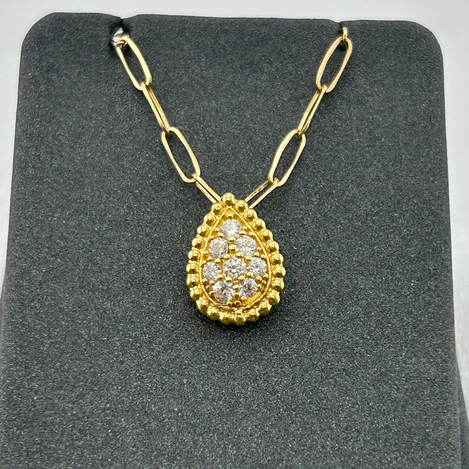 تعليقة ذهب عيار 18 بشكل دمعة مرصعة بفصوص لامعة من جولدانا