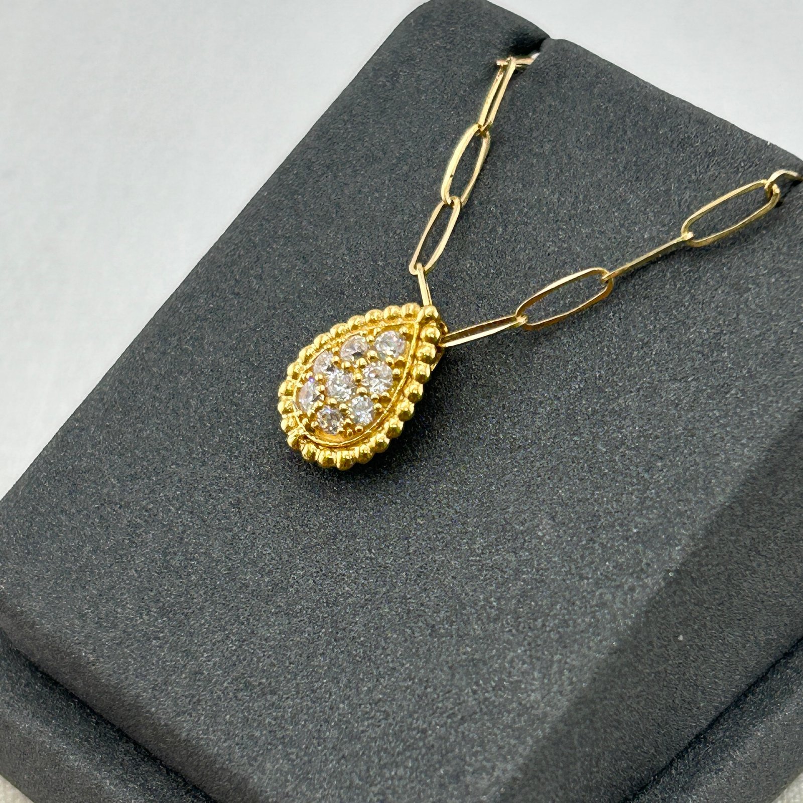 IMG_2854 تعليقة ذهب عيار 18 بشكل دمعة مرصعة بفصوص لامعة من جولدانا