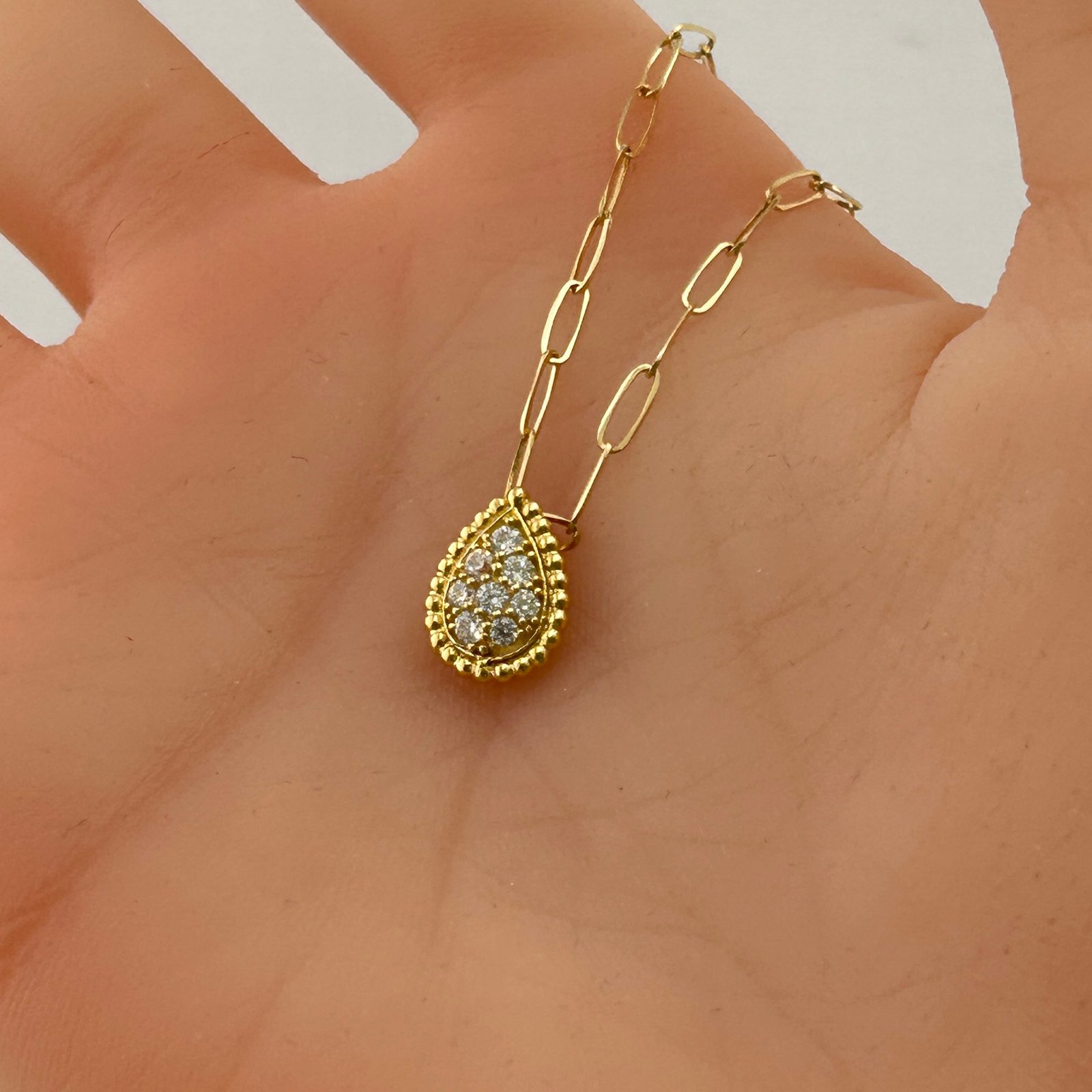 IMG_2855 تعليقة ذهب عيار 18 بشكل دمعة مرصعة بفصوص لامعة من جولدانا