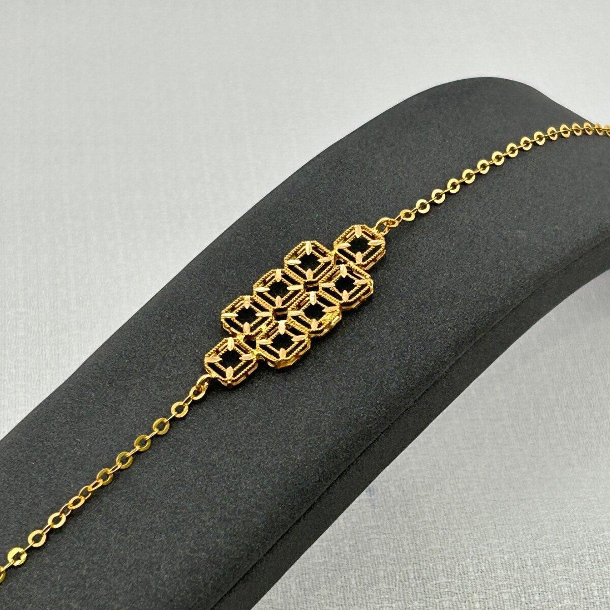 سوار ذهب عيار 18 كلاسيكي بزخارف مربعة هندسية من جولدانا