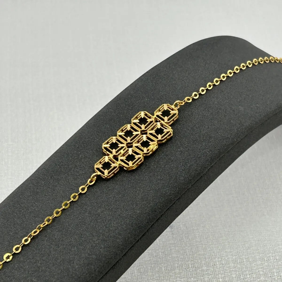 سوار ذهب عيار 18 كلاسيكي بزخارف مربعة هندسية من جولدانا
