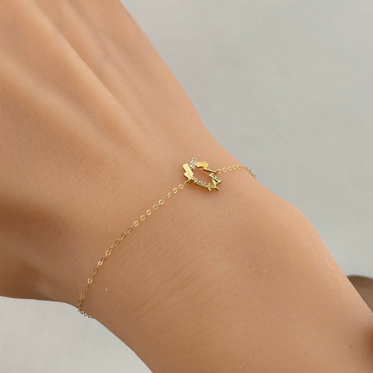 IMG_2890 سوار ذهب عيار 18 بتصميم نجمة مجوفة مرصعة بالفصوص من جولدانا