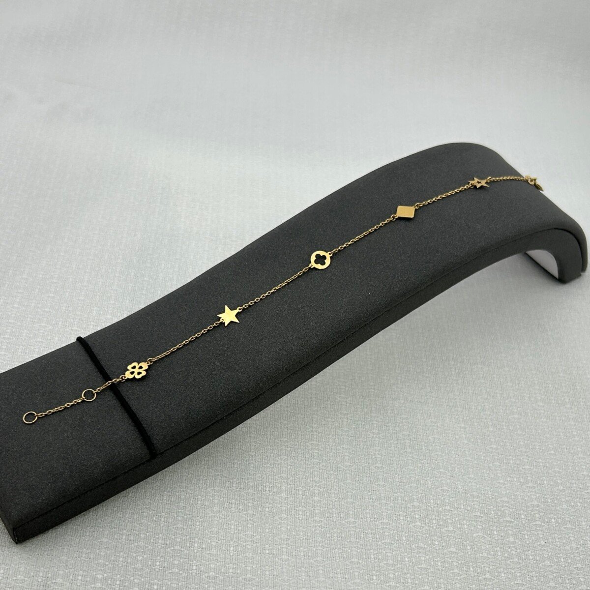 IMG_2892 سوار ذهب عيار 18 بأشكال نجمة ووردة تصميم عصري من جولدانا