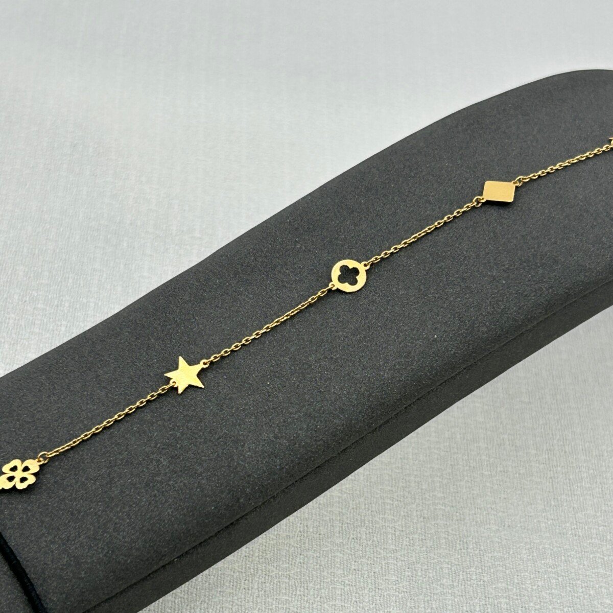 سوار ذهب عيار 18 بأشكال نجمة ووردة تصميم عصري من جولدانا