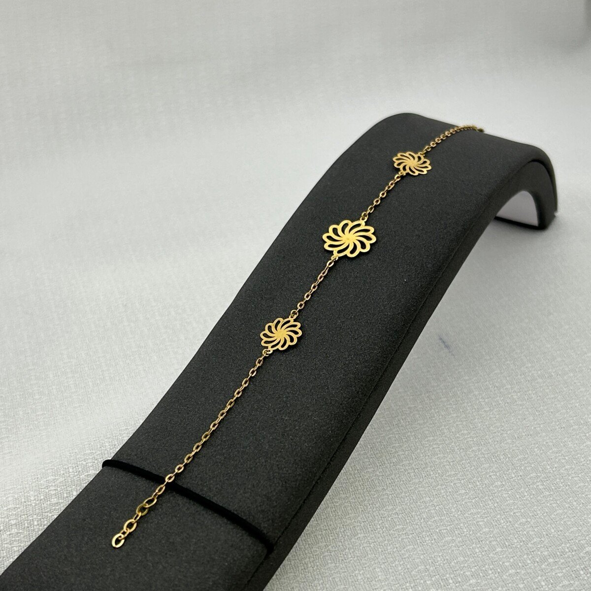 IMG_2897 سوار ذهب عيار 18 بثلاث زهور مجوفة ناعمة من جولدانا