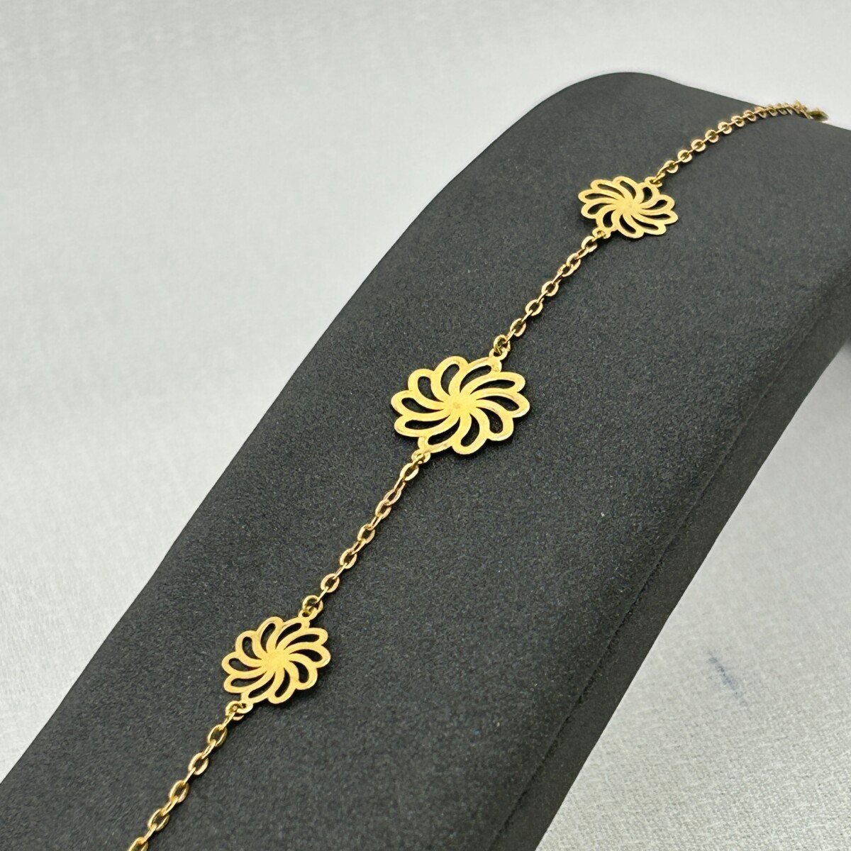 سوار ذهب عيار 18 بثلاث زهور مجوفة ناعمة من جولدانا