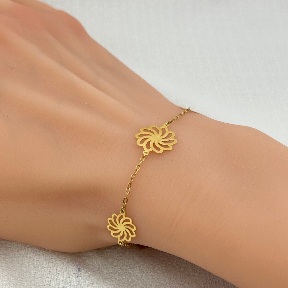 IMG_2899 سوار ذهب عيار 18 بثلاث زهور مجوفة ناعمة من جولدانا