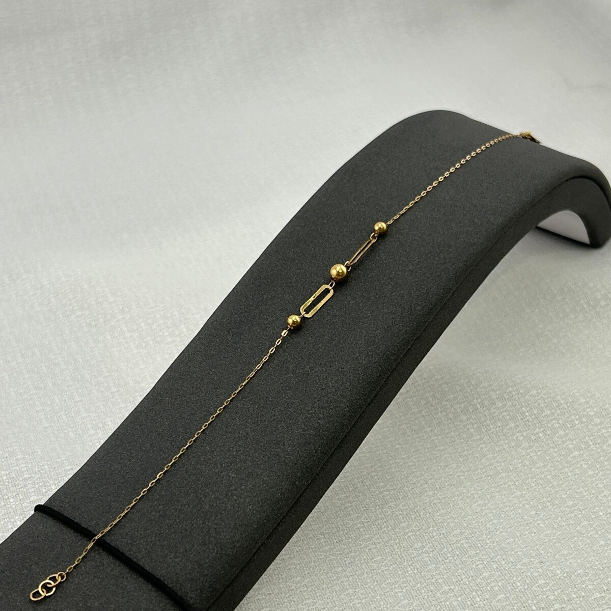 IMG_2901 سوار ذهب عيار 18 بكريات ذهبية متناسقة تصميم عصري من جولدانا