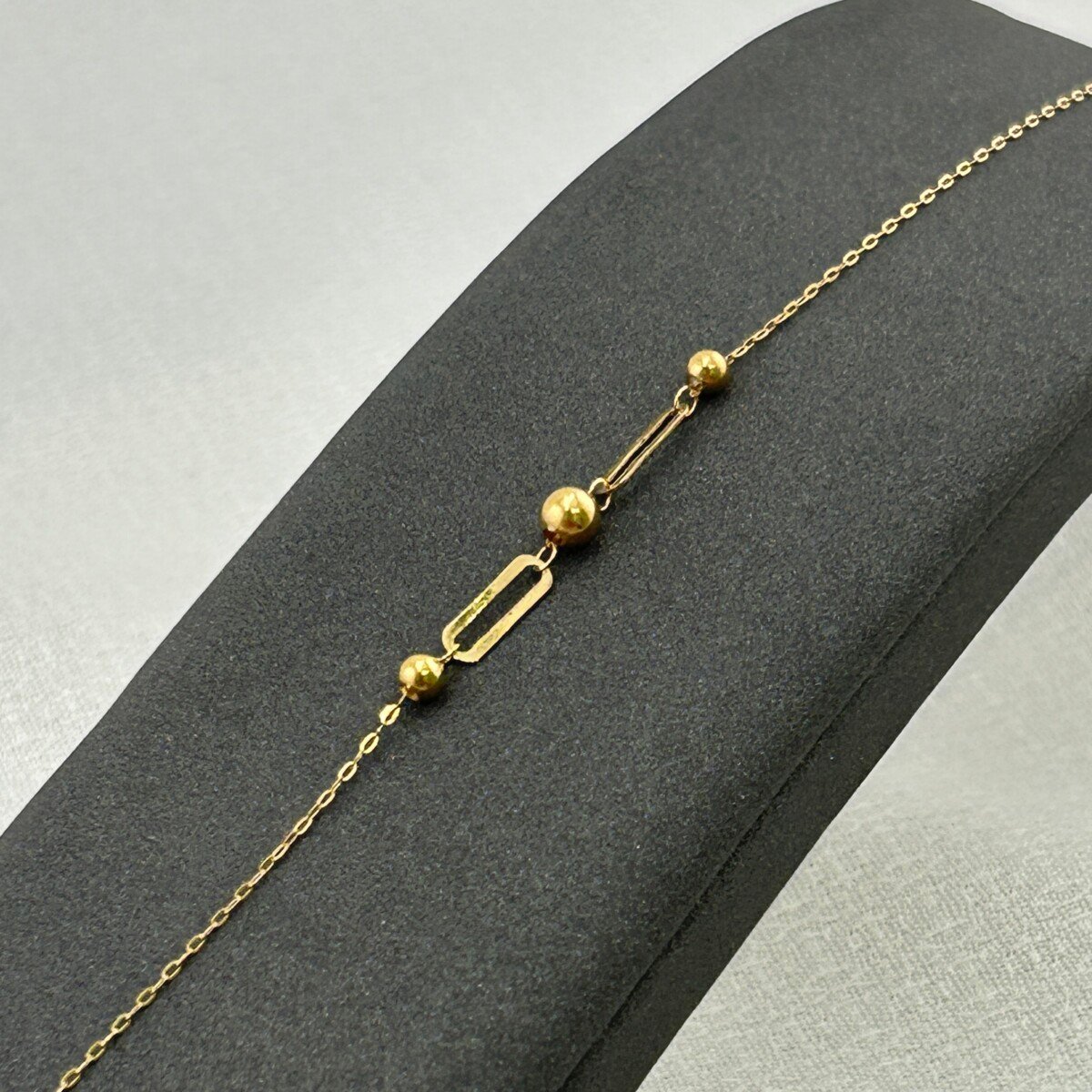 سوار ذهب عيار 18 بكريات ذهبية متناسقة تصميم عصري من جولدانا