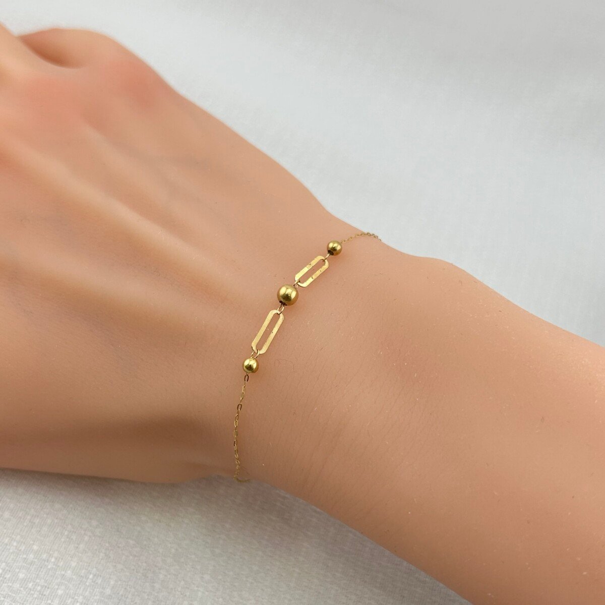 IMG_2904 سوار ذهب عيار 18 بكريات ذهبية متناسقة تصميم عصري من جولدانا