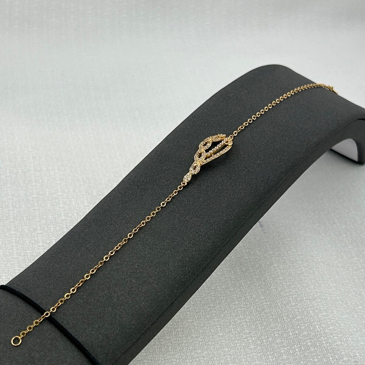 IMG_2910 سوار ذهب عيار 18 بتصميم قطرة مرصعة من جولدانا