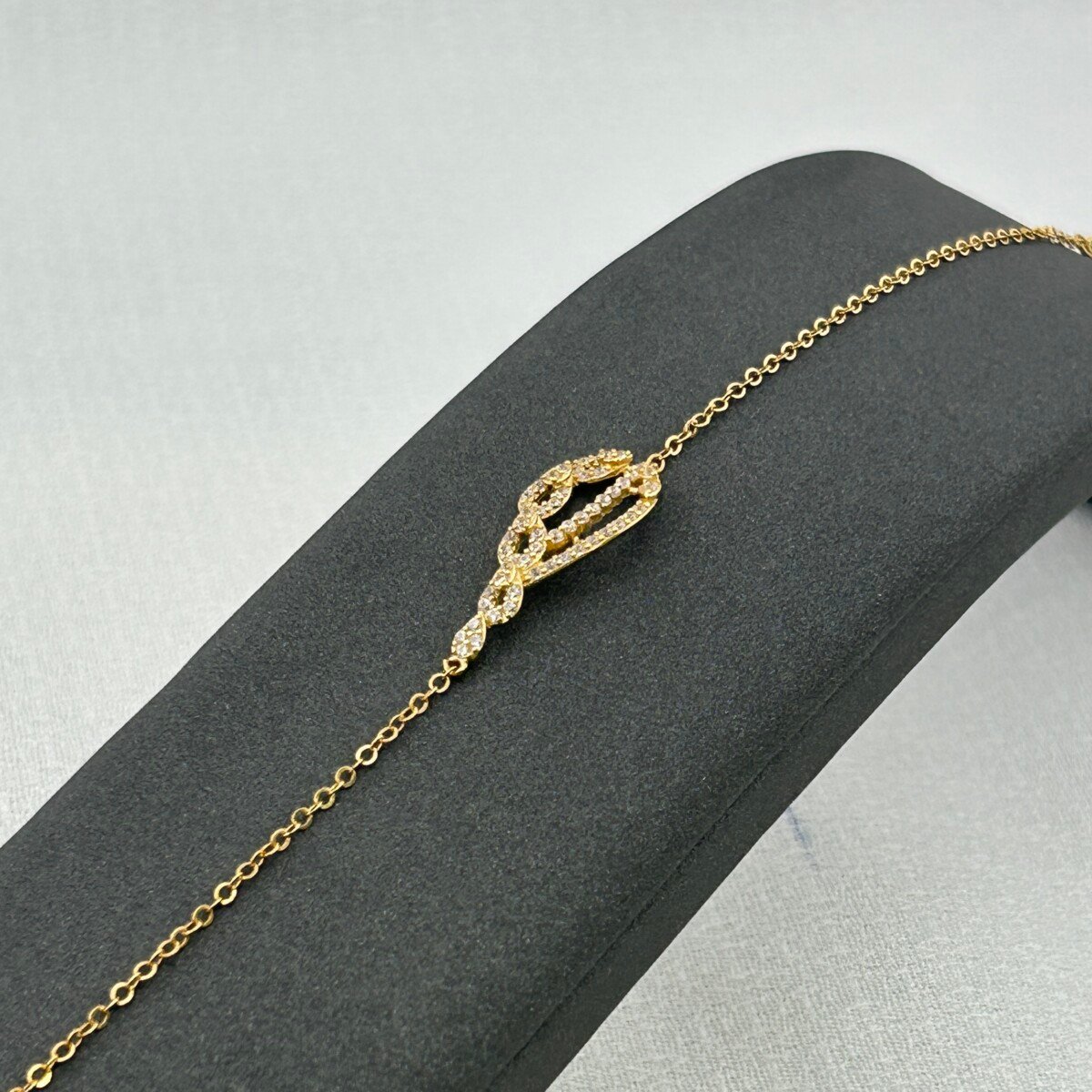 سوار ذهب عيار 18 بتصميم قطرة مرصعة من جولدانا