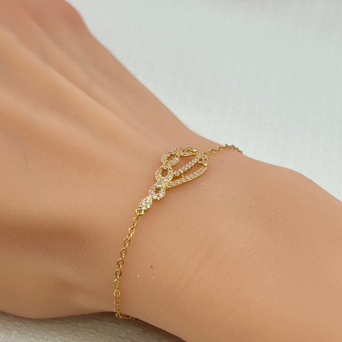 IMG_2912 سوار ذهب عيار 18 بتصميم قطرة مرصعة من جولدانا