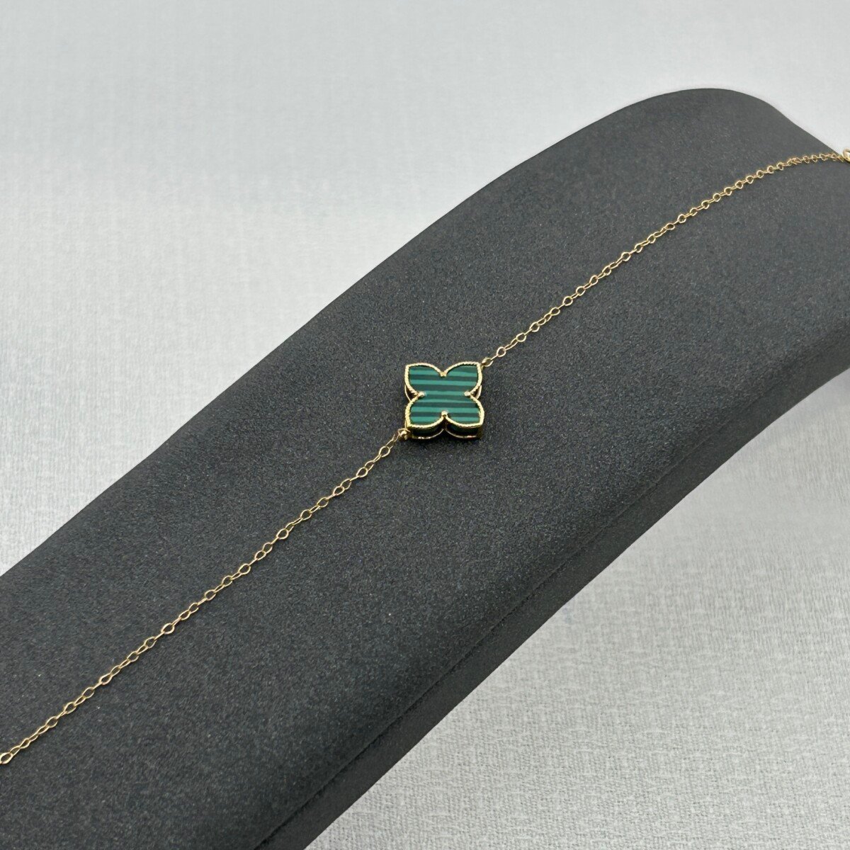 سوار ذهب عيار 18 بفراشة مينا خضراء تصميم عصري من جولدانا