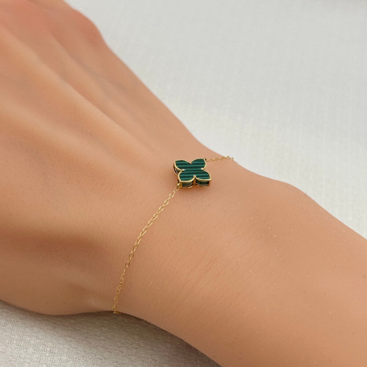 IMG_2916 سوار ذهب عيار 18 بفراشة مينا خضراء تصميم عصري من جولدانا