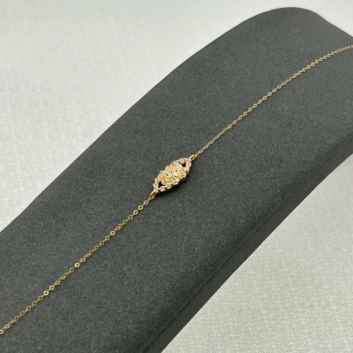 سوار ذهب عيار 18 بحجر لوزي مرصع تصميم الماس من جولدانا