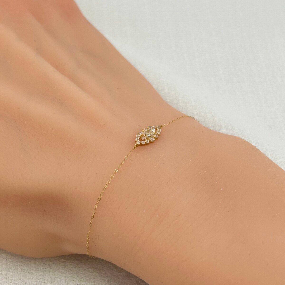 IMG_2924 سوار ذهب عيار 18 بحجر لوزي مرصع تصميم الماس من جولدانا