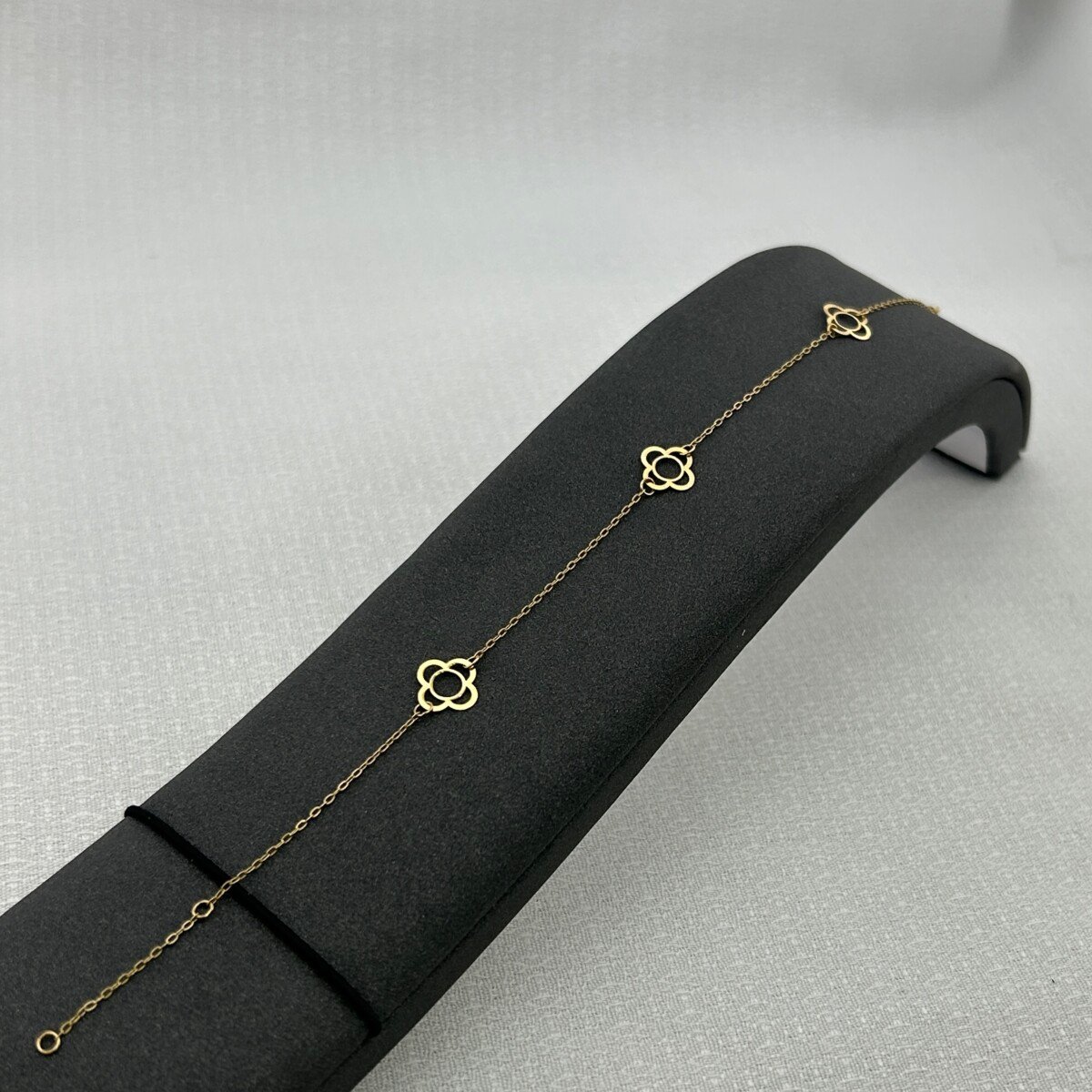 IMG_2930 سوار ذهب عيار 18 زهور مفتوحة ناعمة تصميم كلاسيك من جولدانا