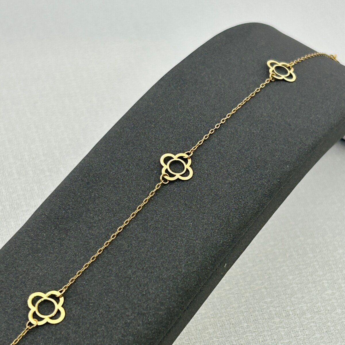 سوار ذهب عيار 18 زهور مفتوحة ناعمة تصميم كلاسيك من جولدانا