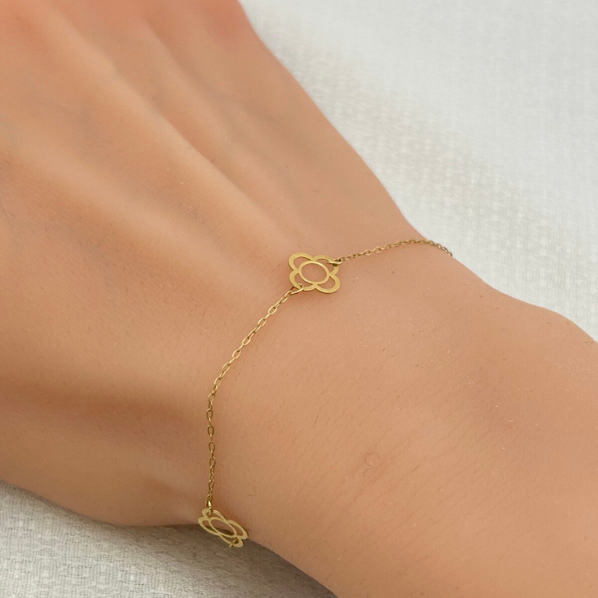 IMG_2932 سوار ذهب عيار 18 زهور مفتوحة ناعمة تصميم كلاسيك من جولدانا