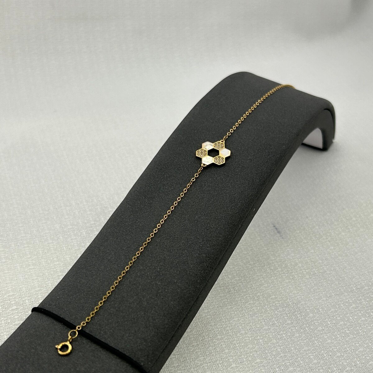 IMG_2937 أساور ذهب عيار 18 تصميم سداسي عصري من جولدانا