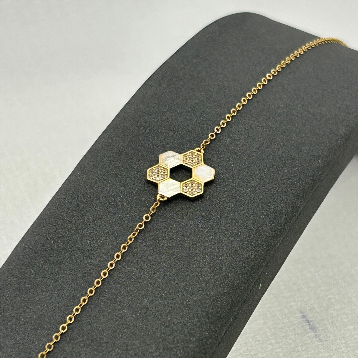 أساور ذهب عيار 18 تصميم سداسي عصري من جولدانا