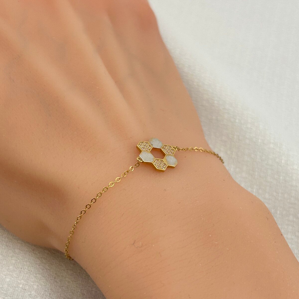 IMG_2939 أساور ذهب عيار 18 تصميم سداسي عصري من جولدانا