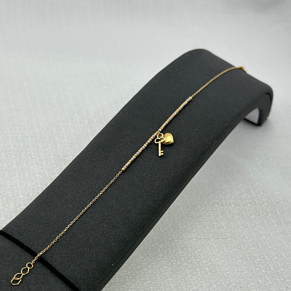 IMG_2945 سوار ذهب عيار 18 بميدالية قلب ومفتاح تصميم حديث من جولدانا