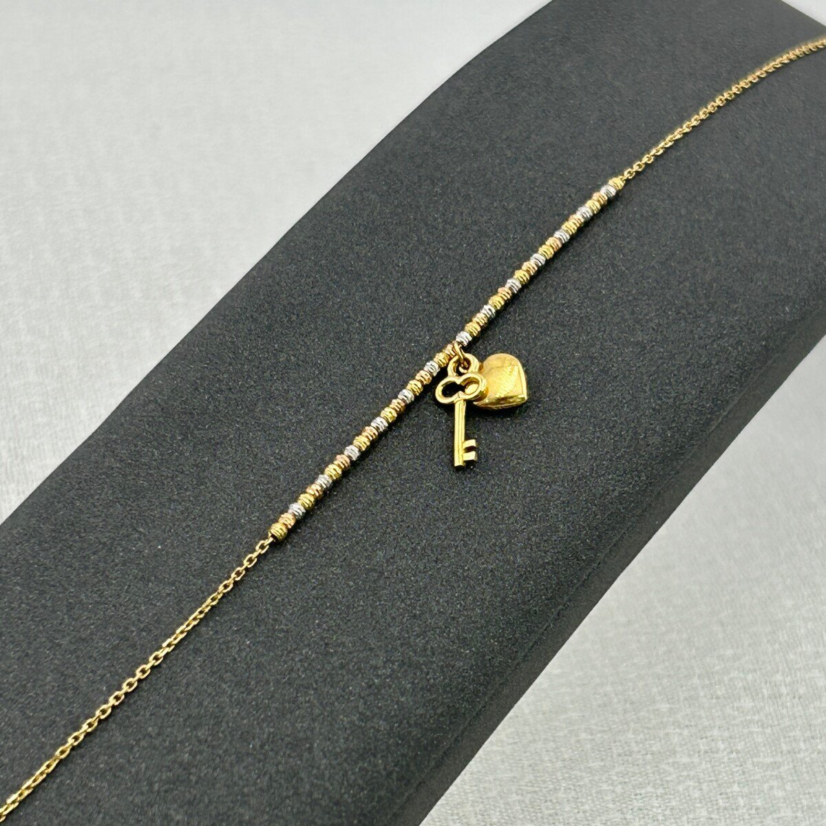 سوار ذهب عيار 18 بميدالية قلب ومفتاح تصميم حديث من جولدانا