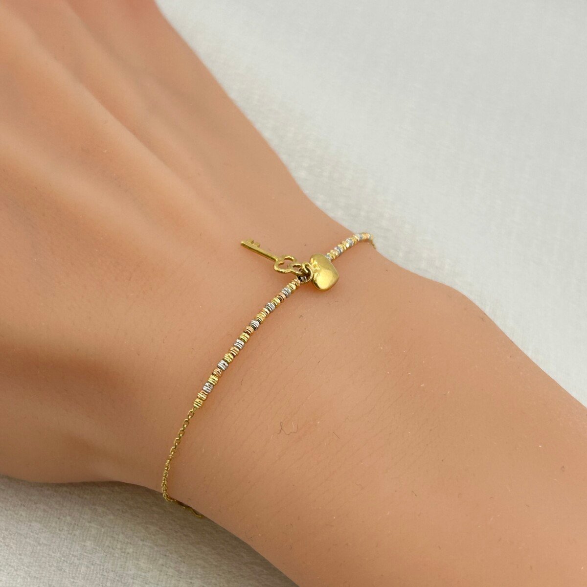 IMG_2947 سوار ذهب عيار 18 بميدالية قلب ومفتاح تصميم حديث من جولدانا