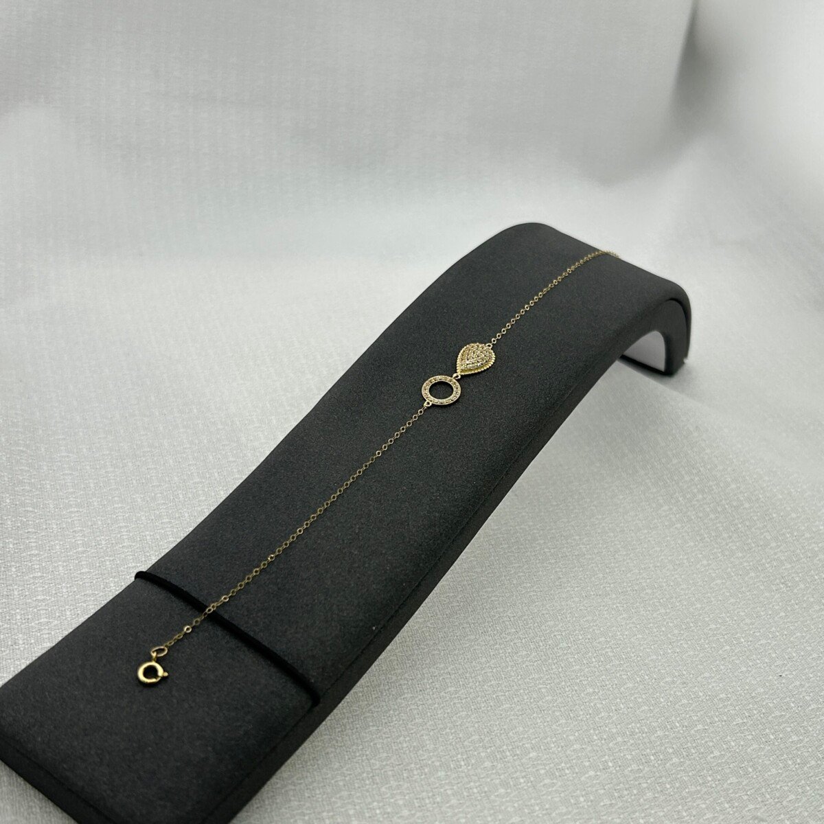 IMG_2949 سوار ذهب عيار 18 بتصميم دائري متصل مرصع من جولدانا