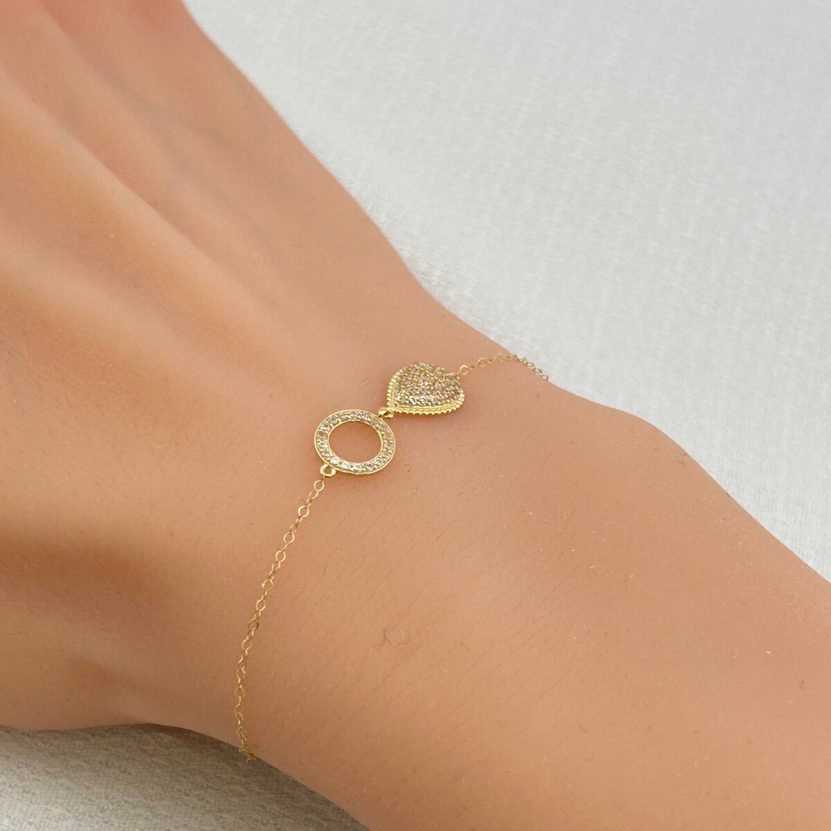 IMG_2951 سوار ذهب عيار 18 بتصميم دائري متصل مرصع من جولدانا