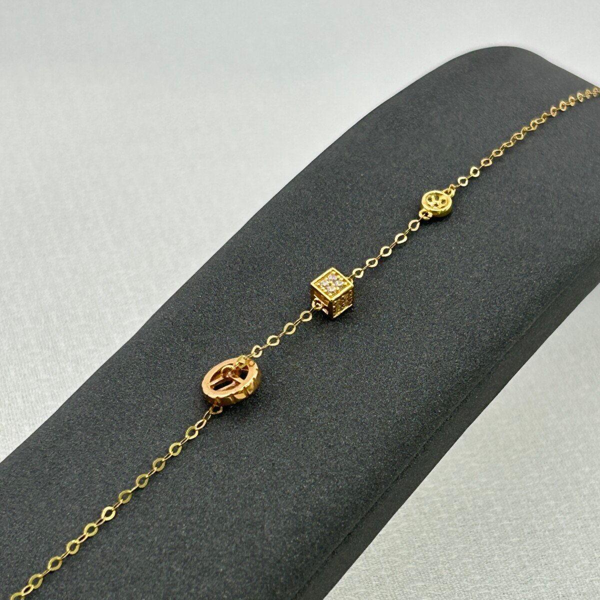 سوار ذهب عيار 18 بمكعبات ذهبية متداخلة لامعة من جولدانا