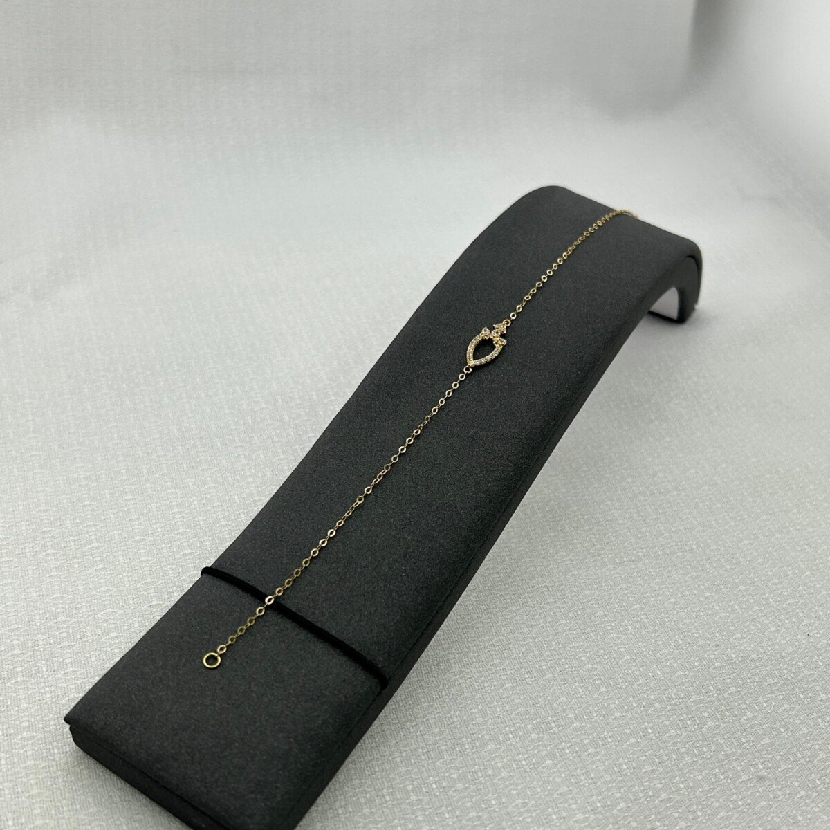 IMG_2959 سوار ذهب عيار 18 بقطرة مرصعة بفصوص لامعة من جولدانا