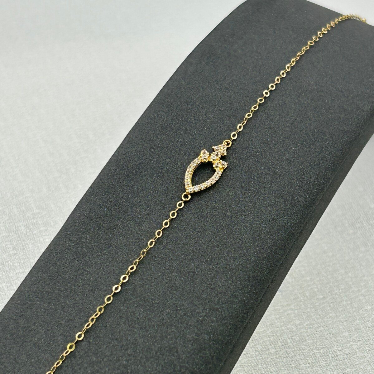 سوار ذهب عيار 18 بقطرة مرصعة بفصوص لامعة من جولدانا