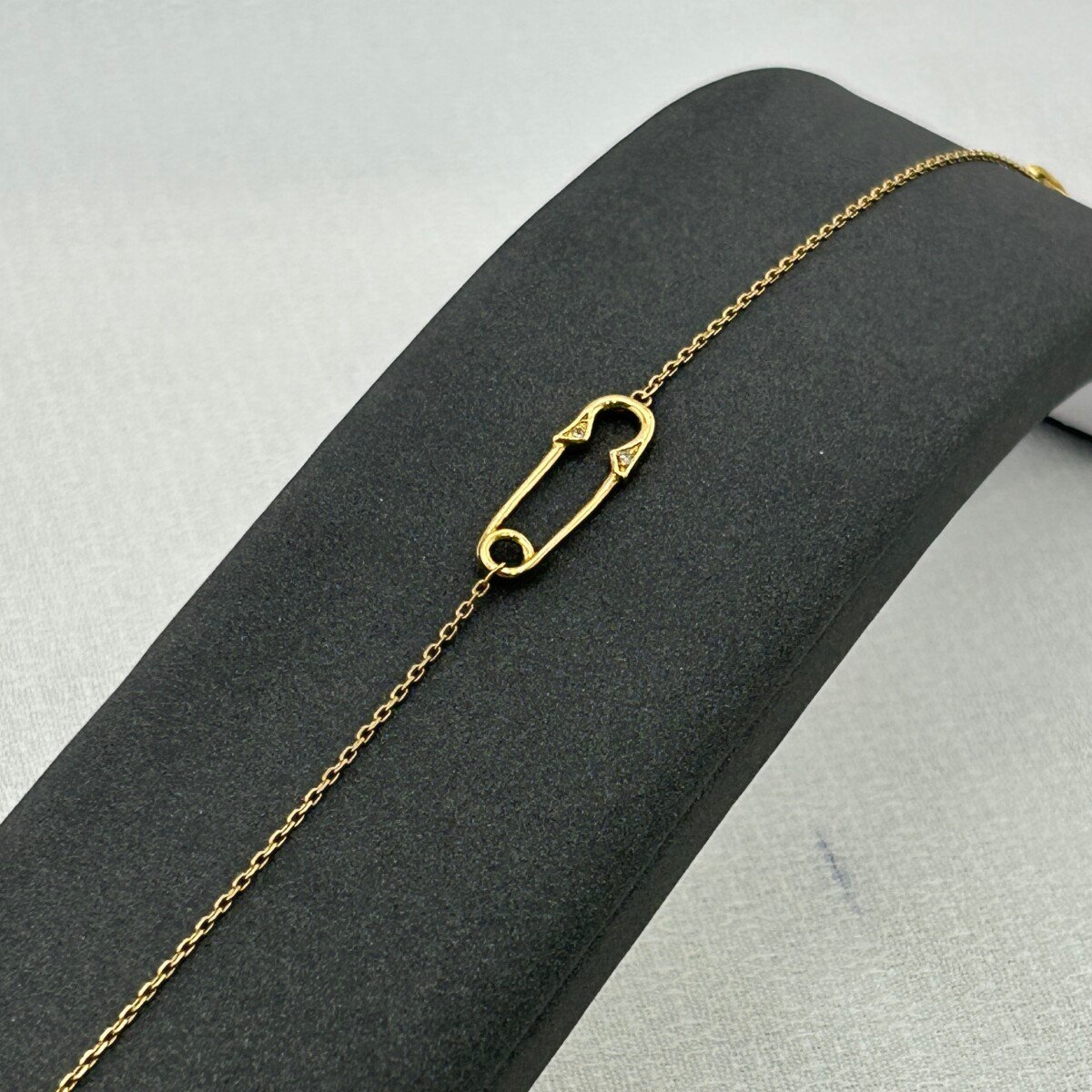 سوار ذهب عيار 18 بتصميم دبوس أمان عصري من جولدانا