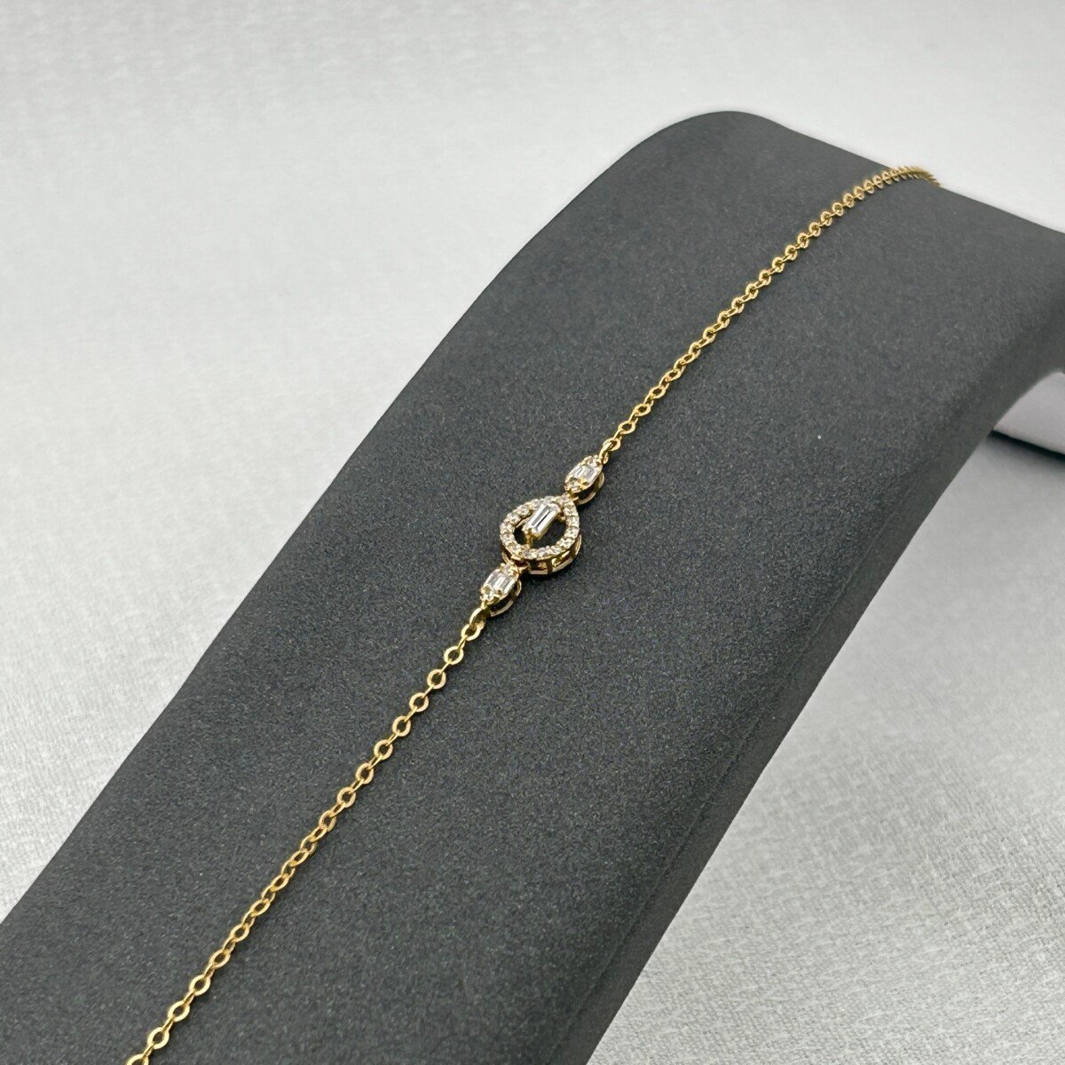 سوار ذهب عيار 18 بفصوص بيضاوية فاخرة من جولدانا