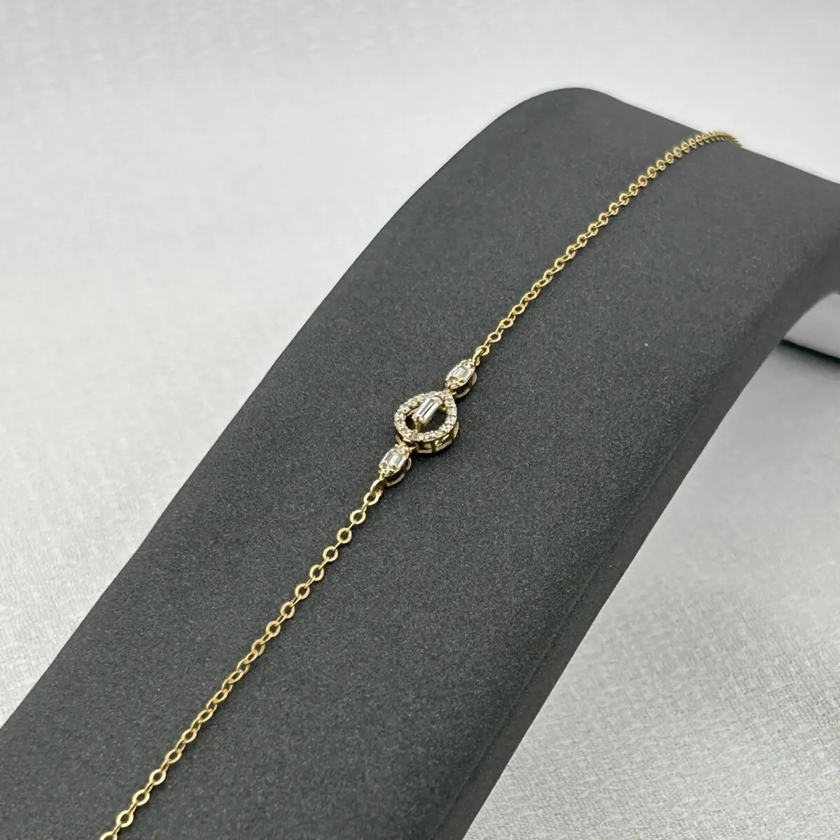 سوار ذهب عيار 18 بفصوص بيضاوية فاخرة من جولدانا