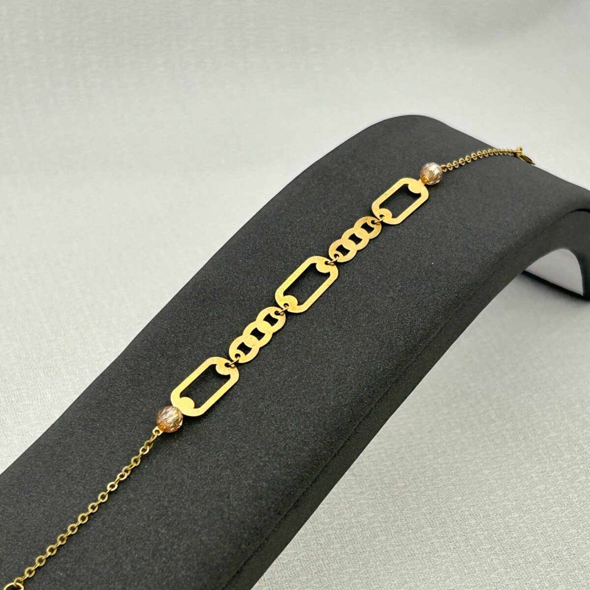 سوار ذهب عيار 18 بوصلات هندسية جذابة من جولدانا